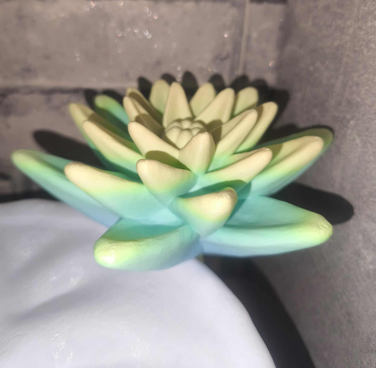 XL Seerosenblatt getragen von Kristallen mit Seerose| 3D-gedruckt| ca. 22*30 cm | PLA matt Farbverlauf Art Nr 0406