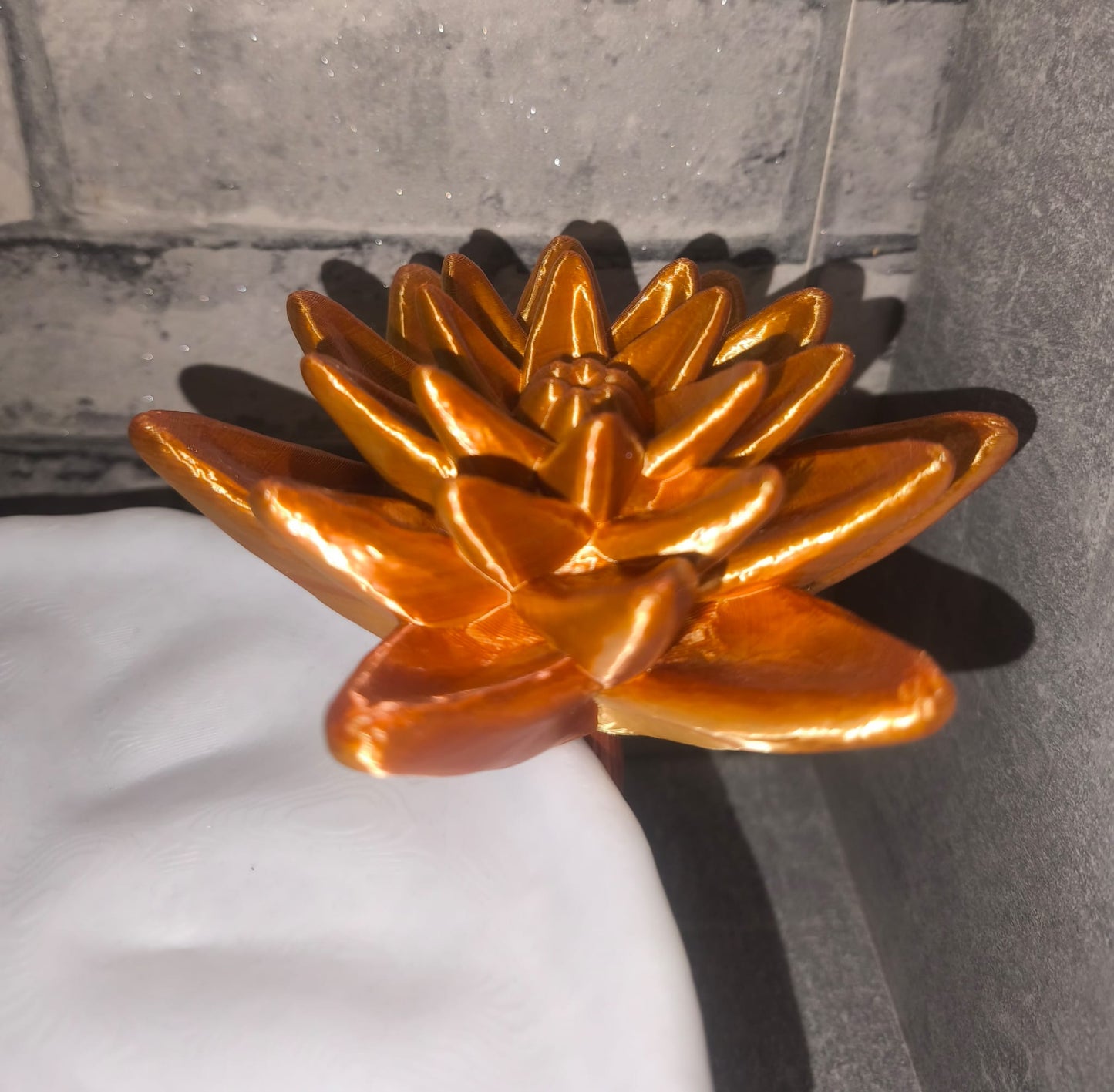 XL Seerosenblatt getragen von Kristallen mit Seerose| 3D-gedruckt| ca. 22*30 cm | PLA kupfer gold Art Nr 0407