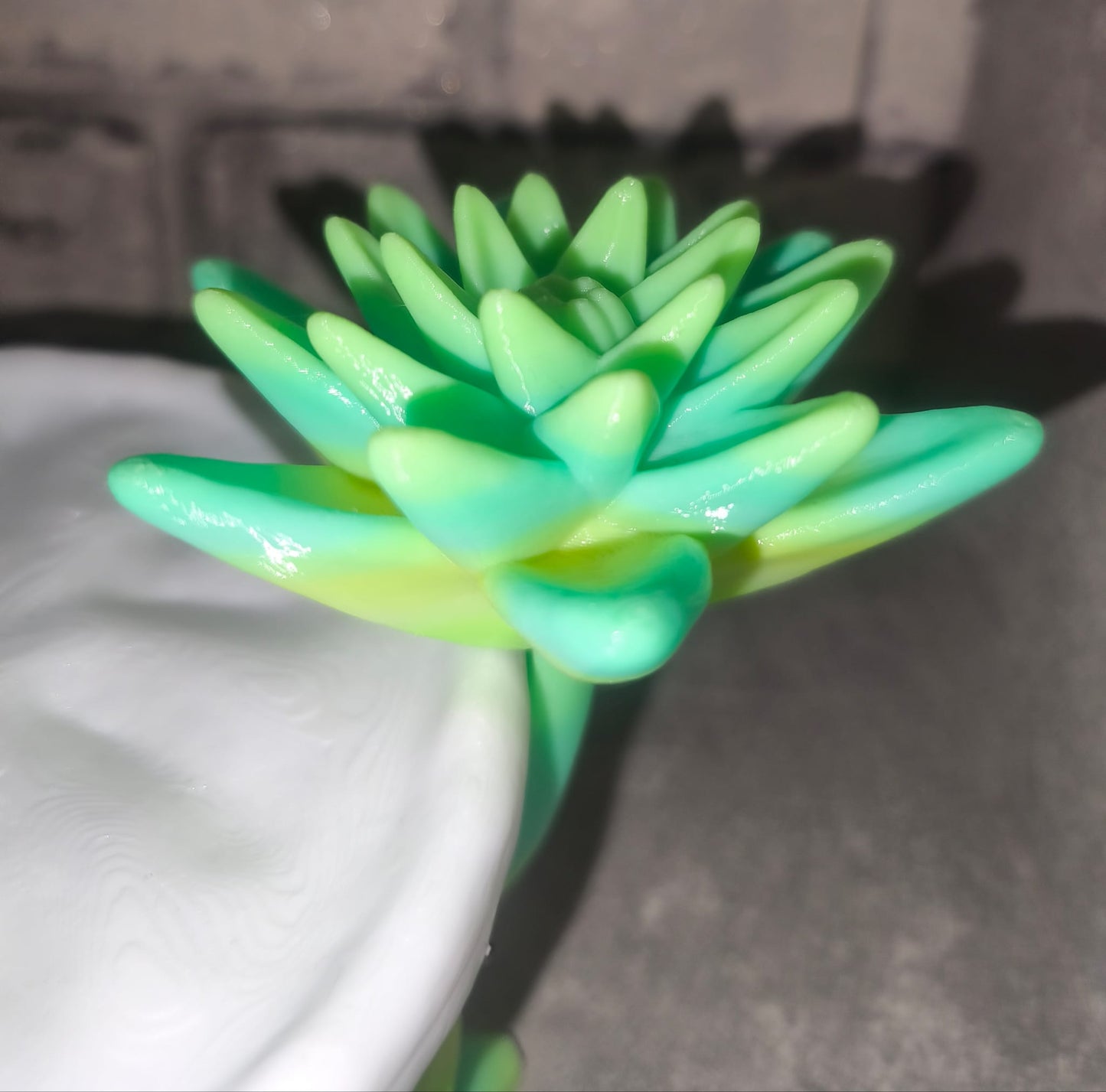 Seerosenblatt getragen von Kristallen mit Seerose| 3D-gedruckt| ca. 15*21,5 cm | PETG grün Verlauf Art Nr 0409