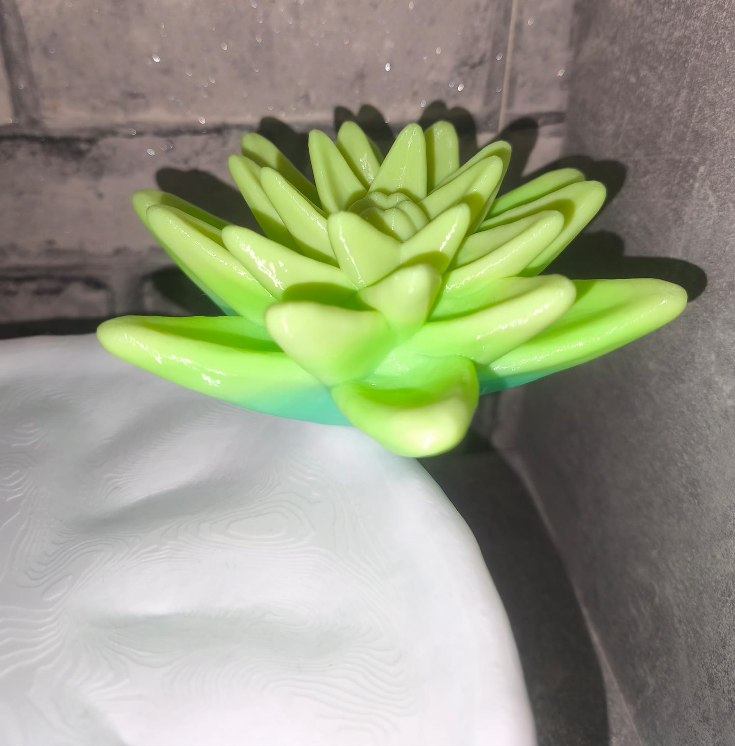 XL Seerosenblatt getragen von Kristallen mit Seerose| 3D-gedruckt| ca. 22*30 cm | PETG grün Verlauf Art Nr 0408