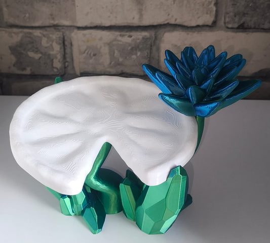 Seerosenblatt getragen von Kristallen mit Seerose| 3D-gedruckt| ca. 15*21,5 cm | PLA Silk blau grün Art Nr 0410