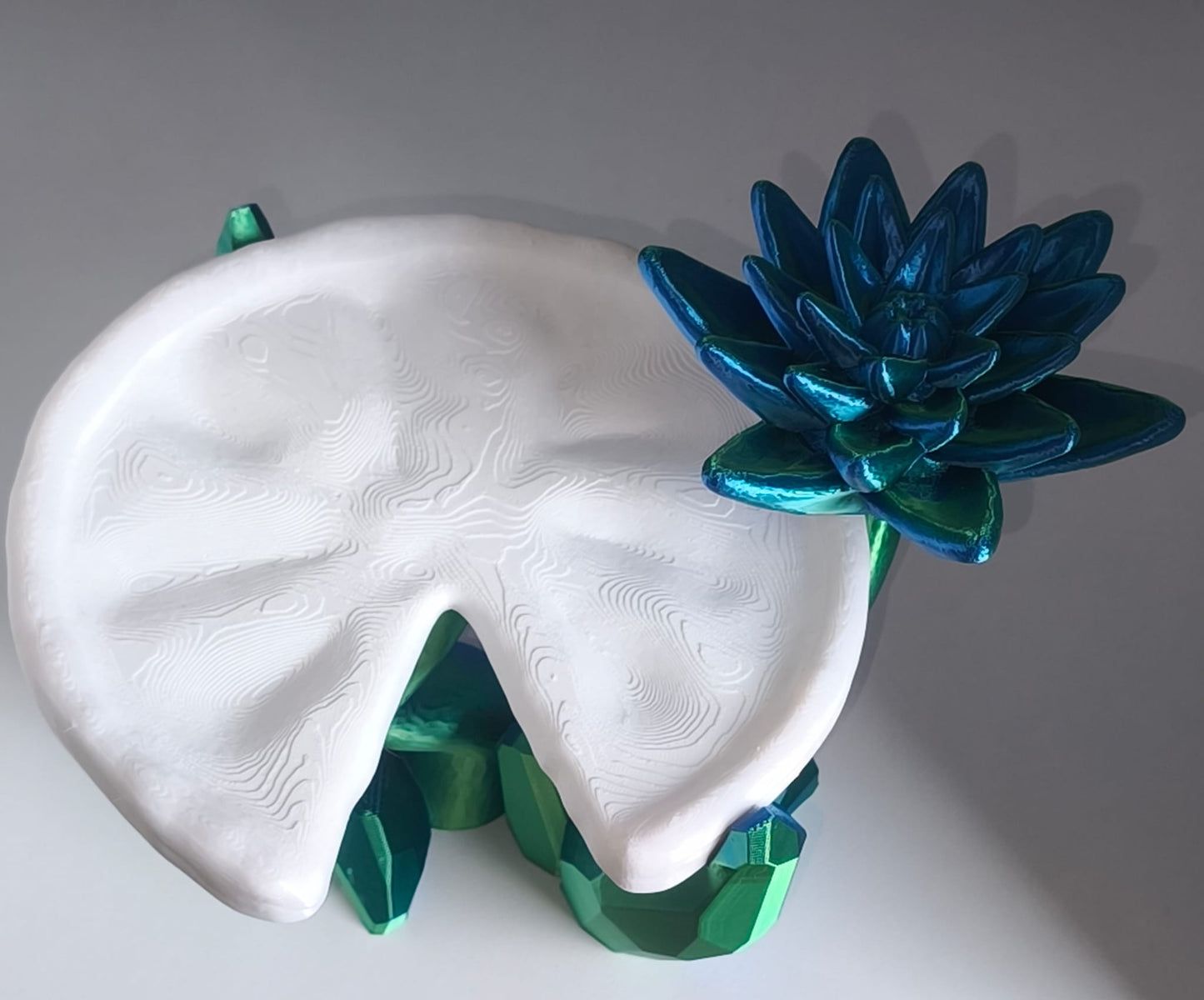 Seerosenblatt getragen von Kristallen mit Seerose| 3D-gedruckt| ca. 15*21,5 cm | PLA Silk blau grün Art Nr 0410