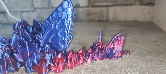 Art. 0214 Großer Schmetterlings Drache| 3D-gedruckter beweglicher Drache | 31 cm lang | PLA Silk blau rot schimmernd Deko & Geschenk für Fantasy-Fans