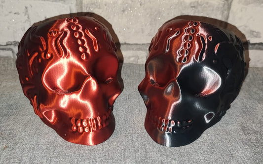 Art 0144 Deko Totenkopf | 3D-gedruckter Stiftehalter/behälter | 10cm Höhe & 13,5cm Tiefe | PLA Seiden schwarz rot Deko Home Geschenk Art 0144