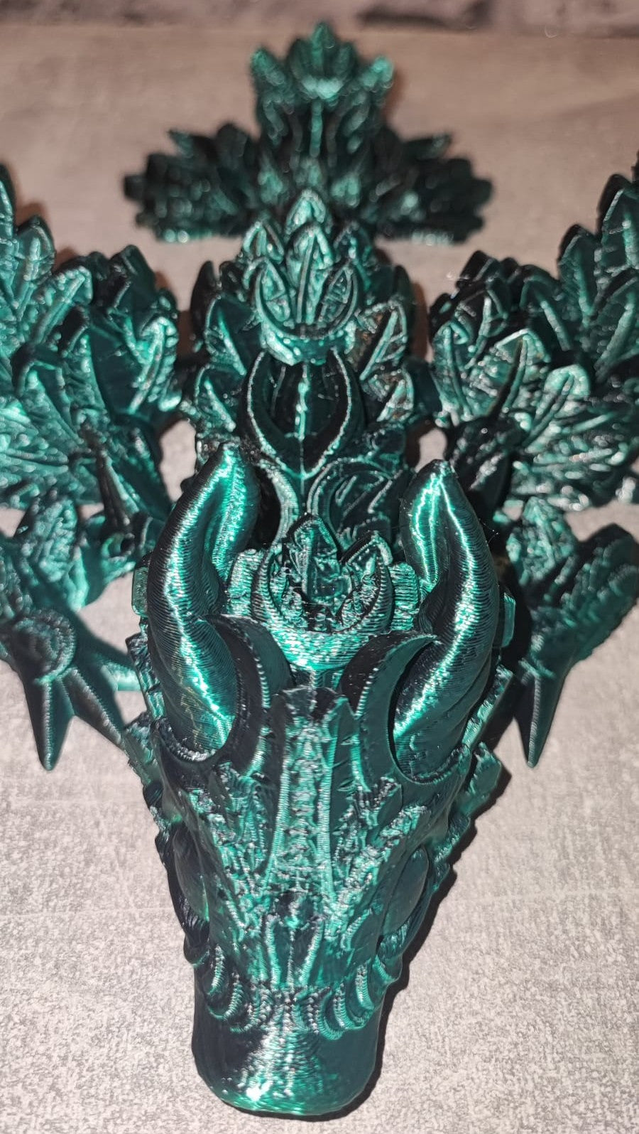 Art 0182 Flexi Mondflügel Drache | 3D-gedruckter beweglicher Drache | ca. 22,5 cm lang | PLA schwarz dunkelgrün schimmernd Deko & Geschenk für Fantasy-Fans Art 0182
