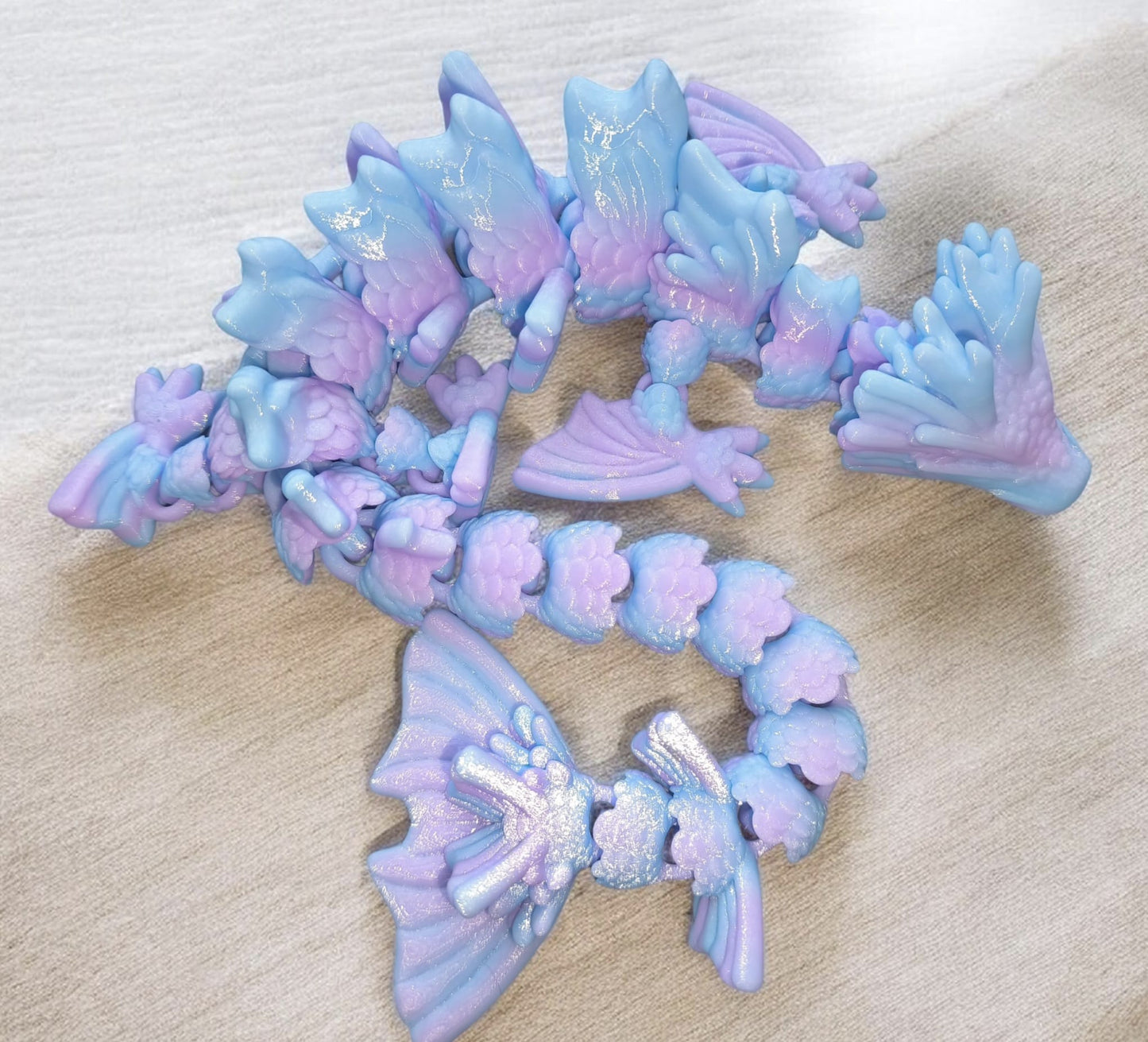 Flexi Koi Drache | 3D-gedruckt| ca. 60cm lang | PETG Farbverlauf Flieder Hellblau Deko & Geschenk für Fantasy-Fans Art 0389