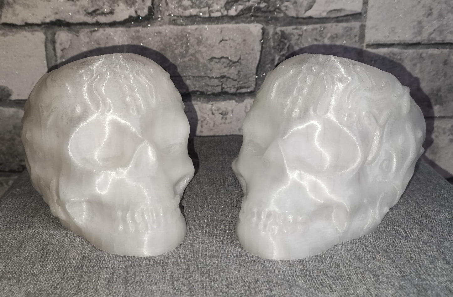 Art 0126 Deko Totenkopf | 3D-gedruckter Stiftehalter/behälter | 10cm Höhe & 13,5cm Tiefe | PLA Nachtsleuchtend Regenbogen Deko Home Geschenk Art 0126
