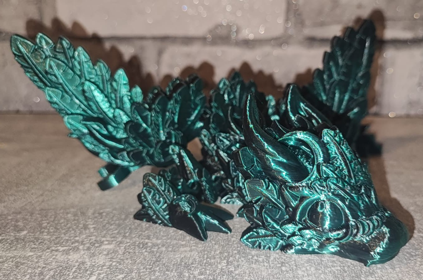 Art 0182 Flexi Mondflügel Drache | 3D-gedruckter beweglicher Drache | ca. 22,5 cm lang | PLA schwarz dunkelgrün schimmernd Deko & Geschenk für Fantasy-Fans Art 0182
