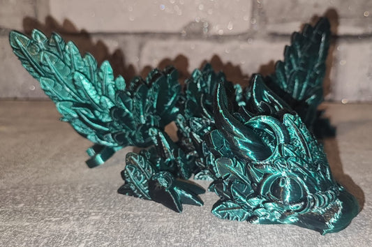 Art 0182 Flexi Mondflügel Drache | 3D-gedruckter beweglicher Drache | ca. 22,5 cm lang | PLA schwarz dunkelgrün schimmernd Deko & Geschenk für Fantasy-Fans Art 0182