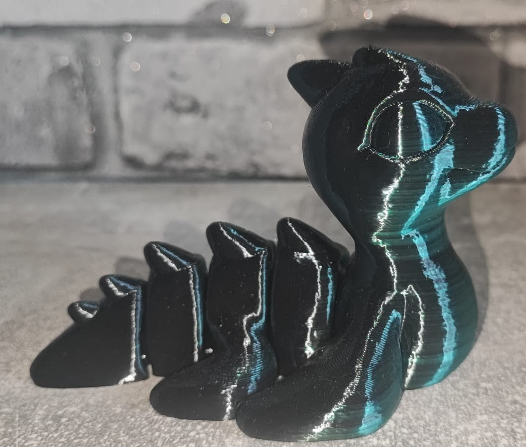 Art. 0204 Loch Ness | 3D-gedruckter beweglicher Drache | ca 11,5 cm lang | PLA schwarz grün schimmernd Deko & Geschenk für Fantasy-Fans