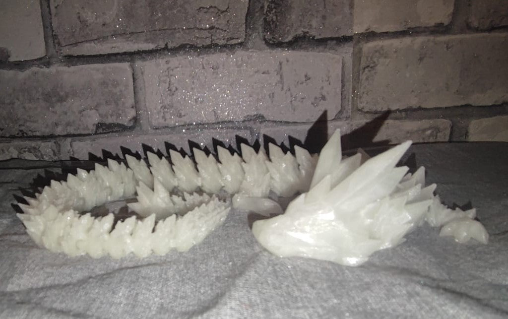 Art 0170 Kristalldrache Drache | 3D-gedruckter beweglicher Drache | ca 47,5cm lang | PLA Nachtsleuchtend blau Deko & Geschenk für Fantasy-Fans Art 0170