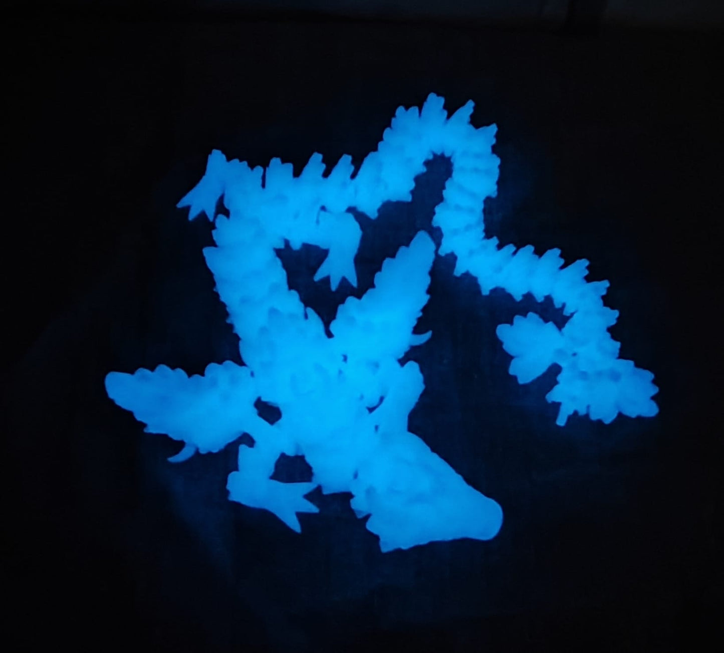 Art 0157 Flexi Mondflügel Drache | 3D-gedruckter beweglicher Drache | ca. 42 cm lang | PLA Nachtsleuchtend blau Deko & Geschenk für Fantasy-Fans Art 0157