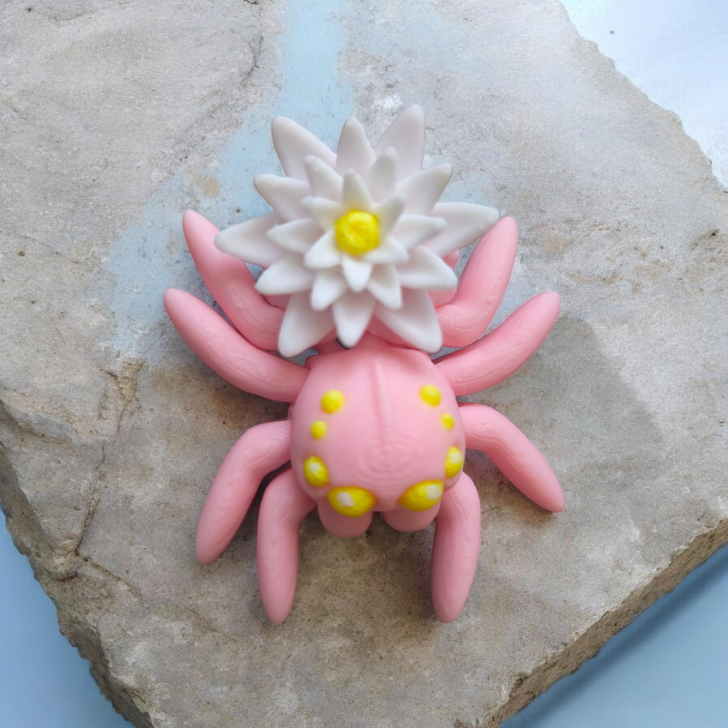 Art 0387 Flexi Spinne mit Wasserlilie| 3D-gedruckt| ca 6,5*5,5cm breit | PLA rosa weiß gelb Deko & Geschenk für Fantasy-Fans
