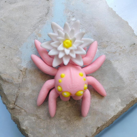 Art 0387 Flexi Spinne mit Wasserlilie| 3D-gedruckt| ca 6,5*5,5cm breit | PLA rosa weiß gelb Deko & Geschenk für Fantasy-Fans