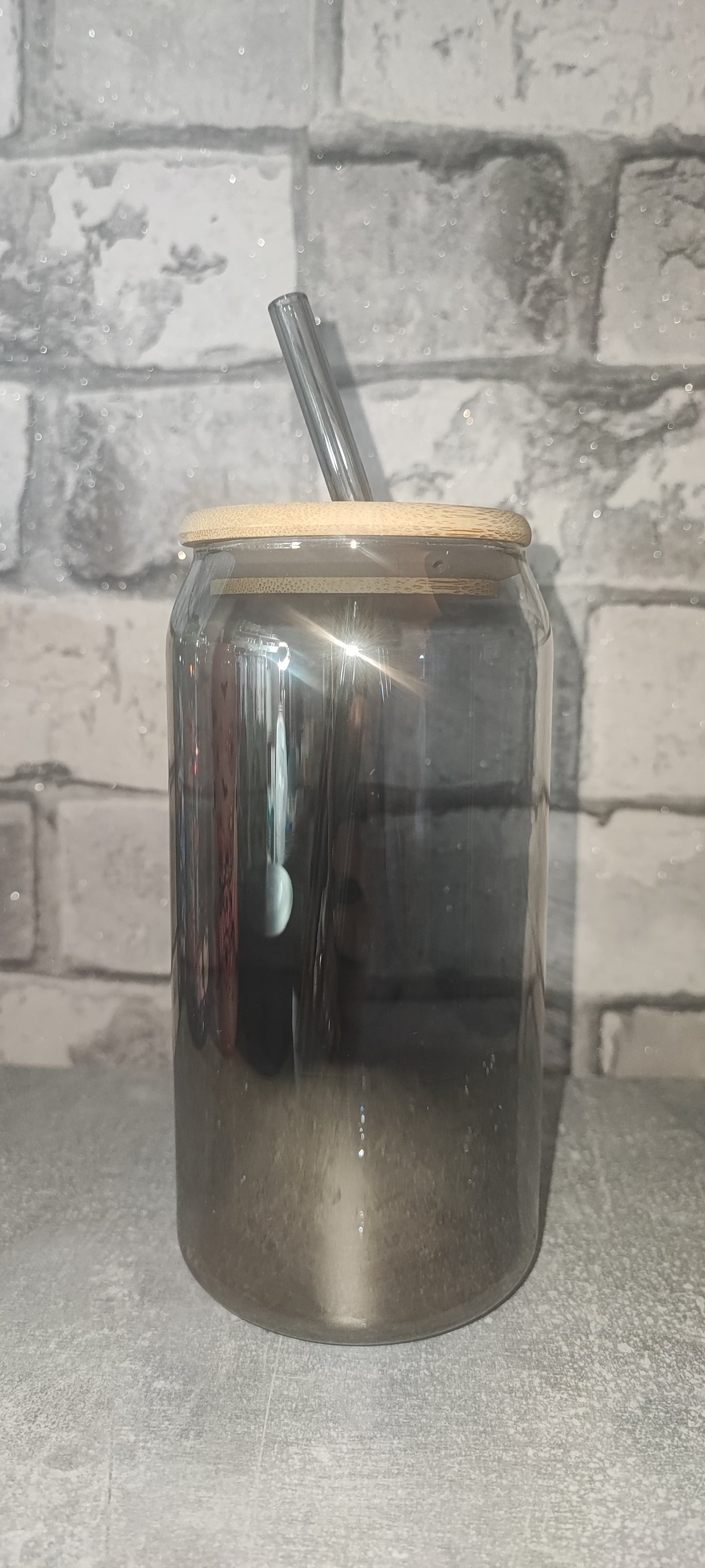 Farbiger Glas Becher mit Strohhalm aus Glas und UV Dtf Aufkleber - Deckel Bambus