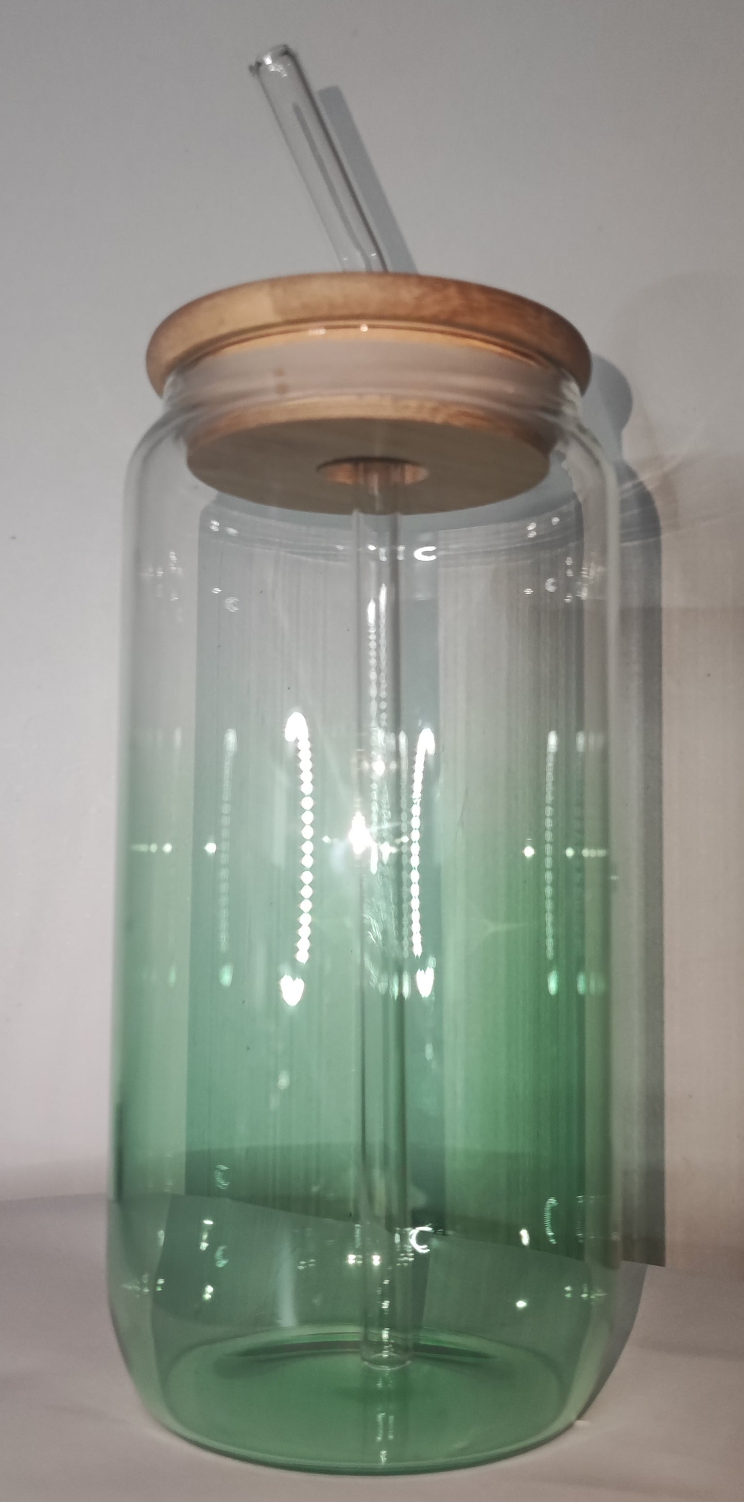Farbiger Glas Becher mit Strohhalm aus Glas und UV Dtf Aufkleber - Deckel Bambus
