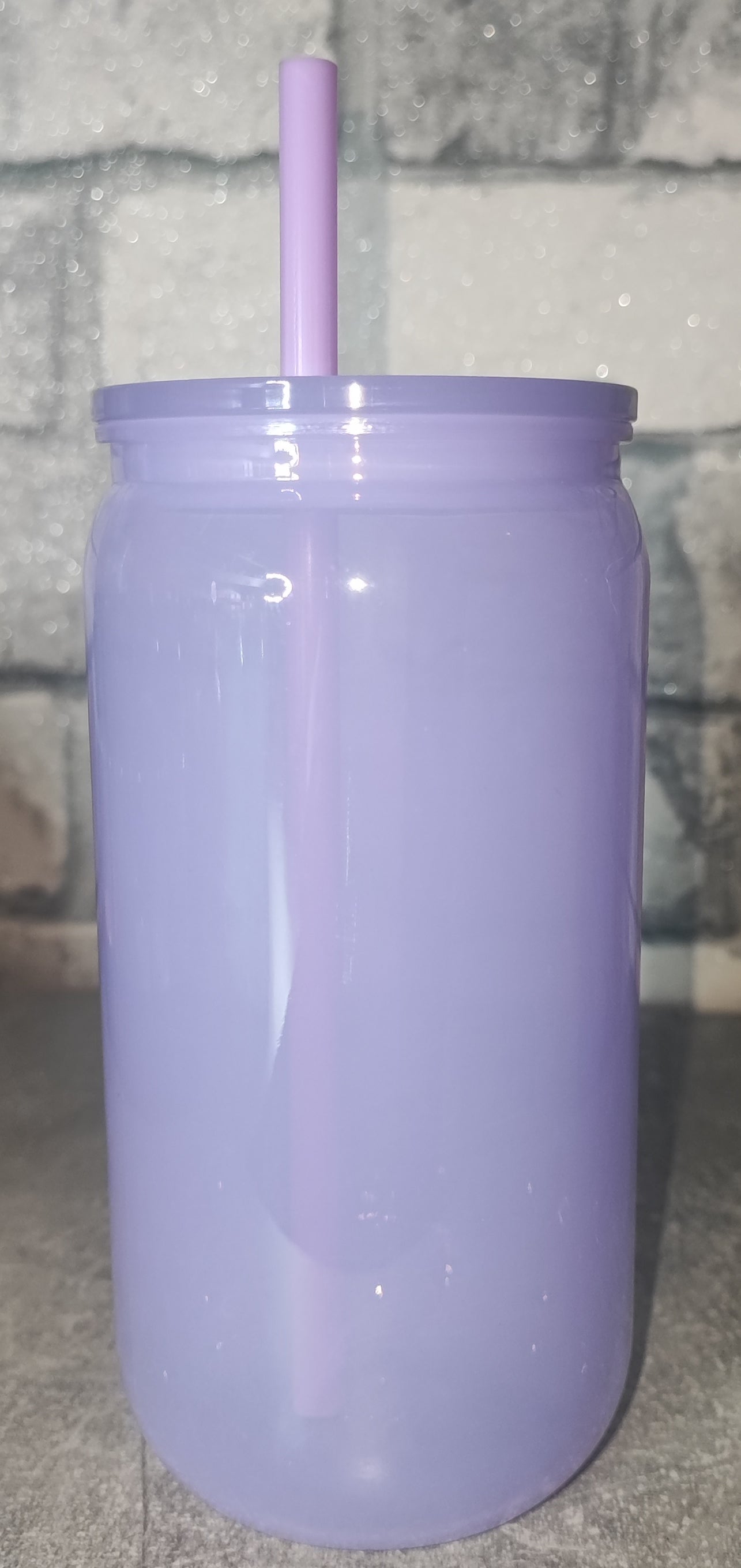 Farbiger Kunststoff Becher mit Strohhalm und UV Dtf Aufkleber - farbiger Deckel