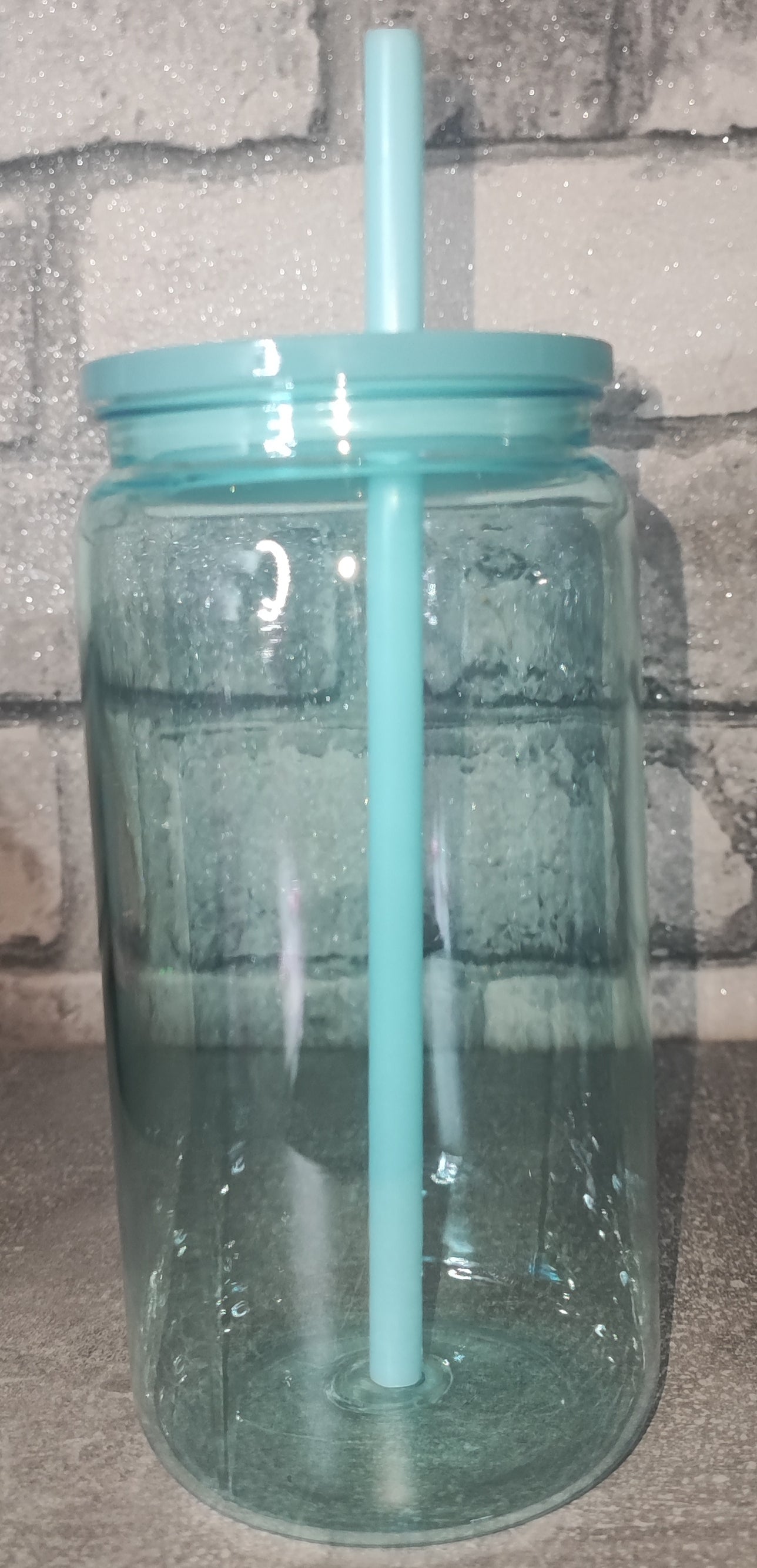 Farbiger Kunststoff Becher mit Strohhalm und UV Dtf Aufkleber - farbiger Deckel