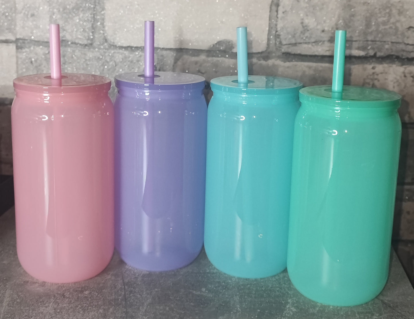 Farbiger Kunststoff Becher mit Strohhalm und UV Dtf Aufkleber - farbiger Deckel