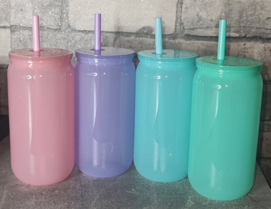 Farbiger Kunststoff Becher mit Strohhalm und UV Dtf Aufkleber - farbiger Deckel