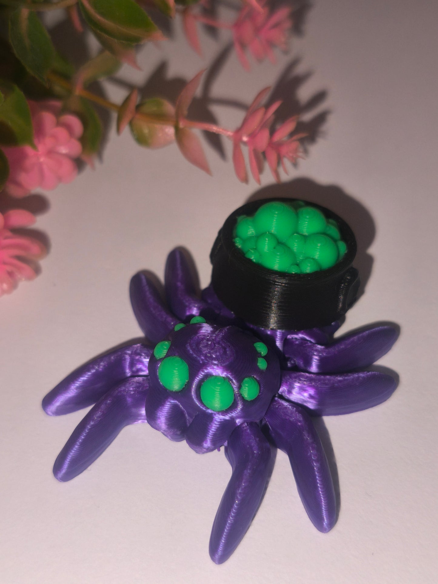 Art 0377 Flexi Hexenkessel Spinne| 3D-gedruckt| ca 7,5*5cm breit | PLA schwarz lila grün Deko & Geschenk für Fantasy-Fans