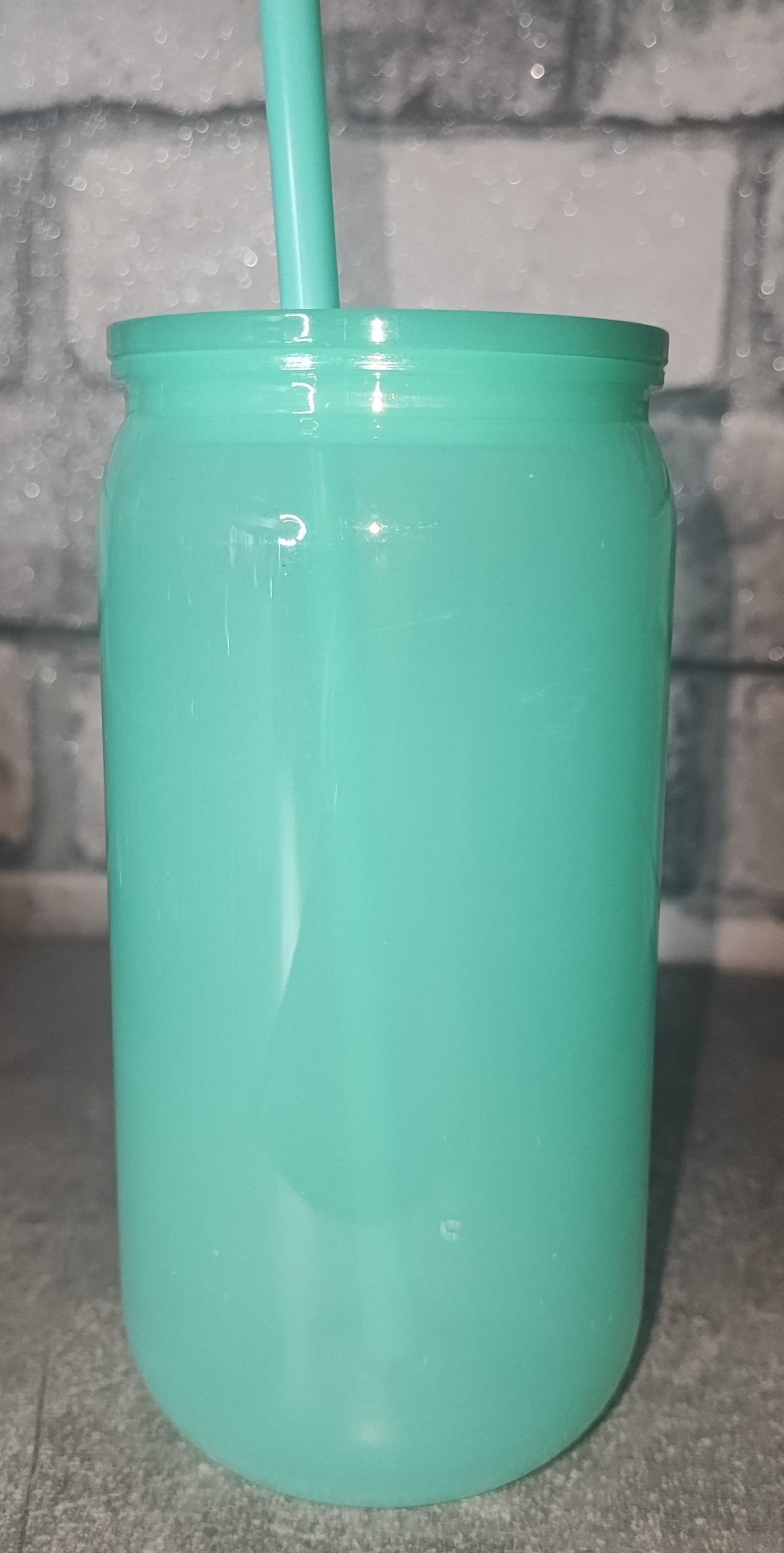 Farbiger Kunststoff Becher mit Strohhalm und UV Dtf Aufkleber - farbiger Deckel