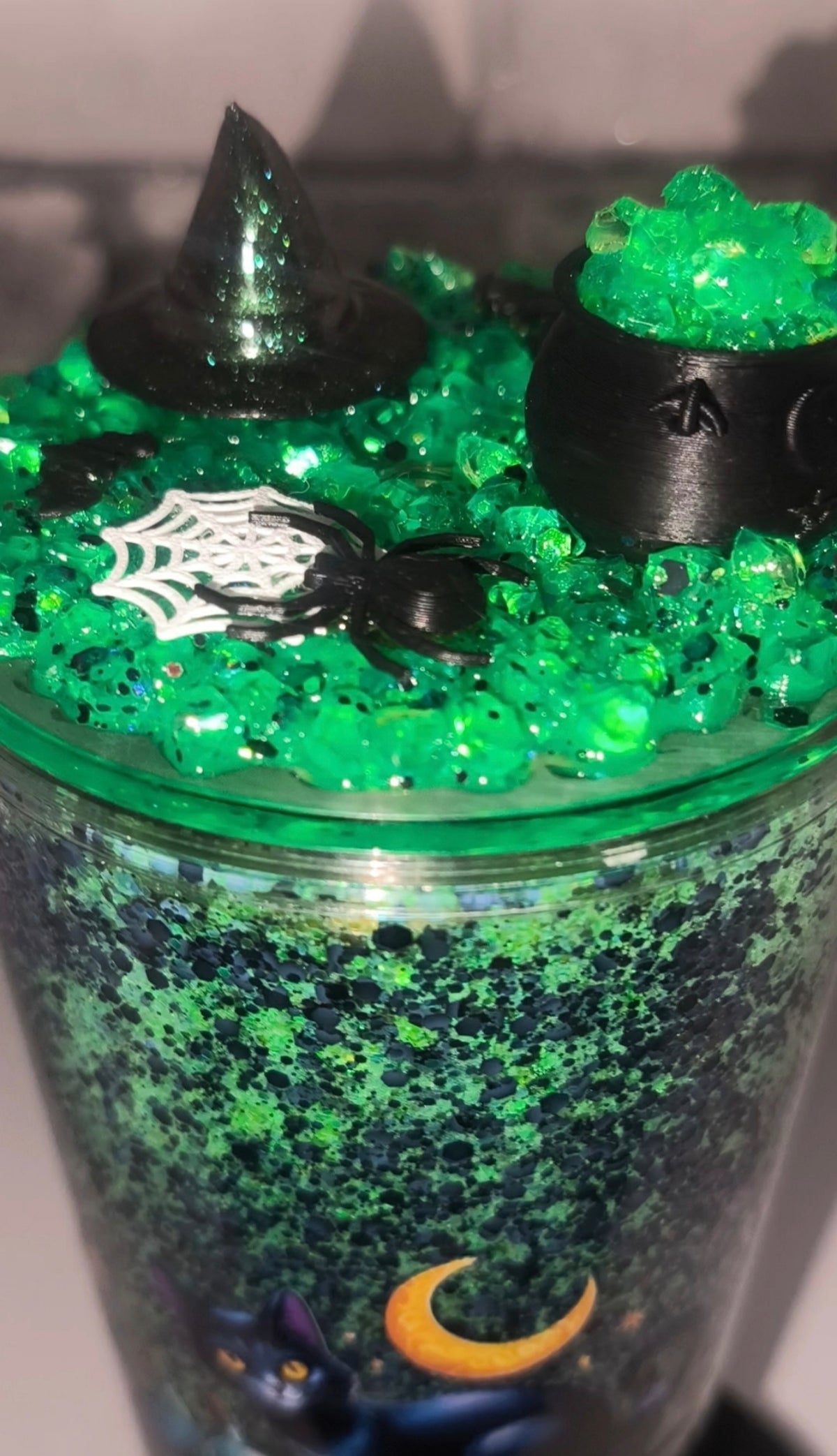 Großer Becher mit UV Dtf Aufkleber inkl Strohhalm Kunststoff - Deko Deckel Hexe