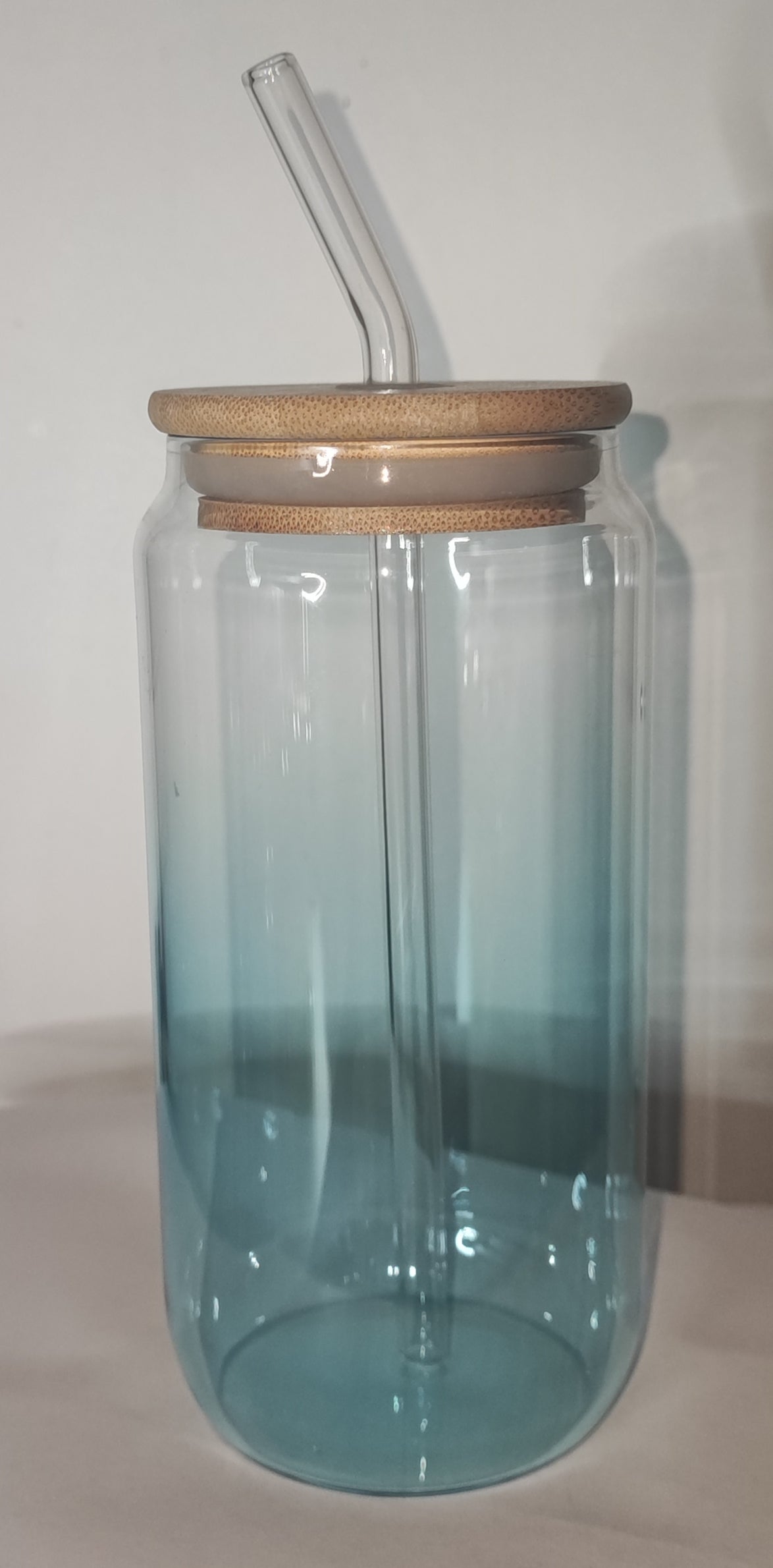 Farbiger Glas Becher mit Strohhalm aus Glas und UV Dtf Aufkleber - Deckel Bambus