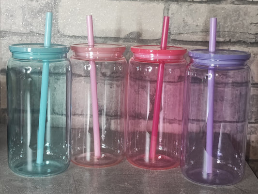 Farbiger Kunststoff Becher mit Strohhalm und UV Dtf Aufkleber - farbiger Deckel