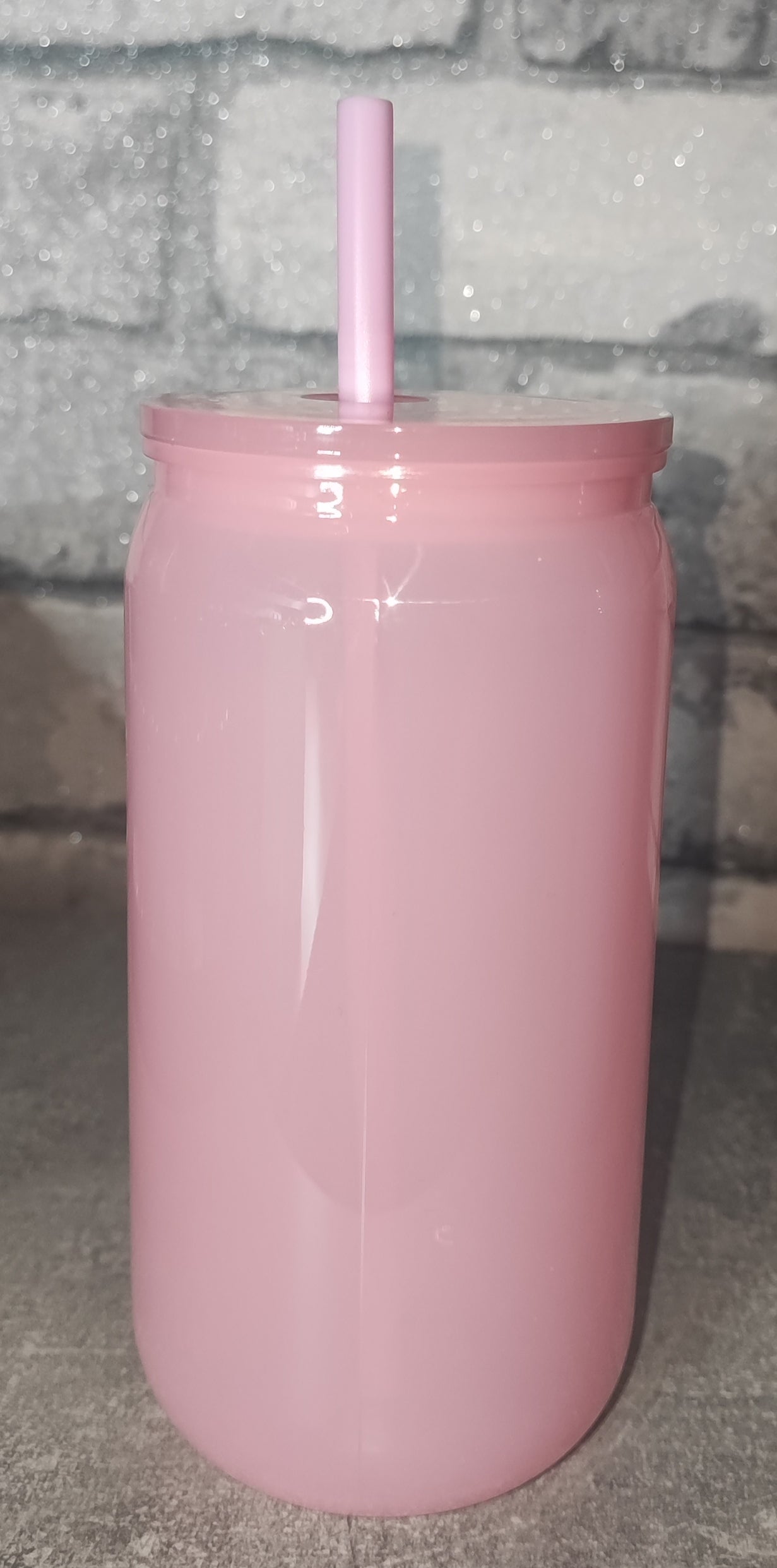 Farbiger Kunststoff Becher mit Strohhalm und UV Dtf Aufkleber - farbiger Deckel