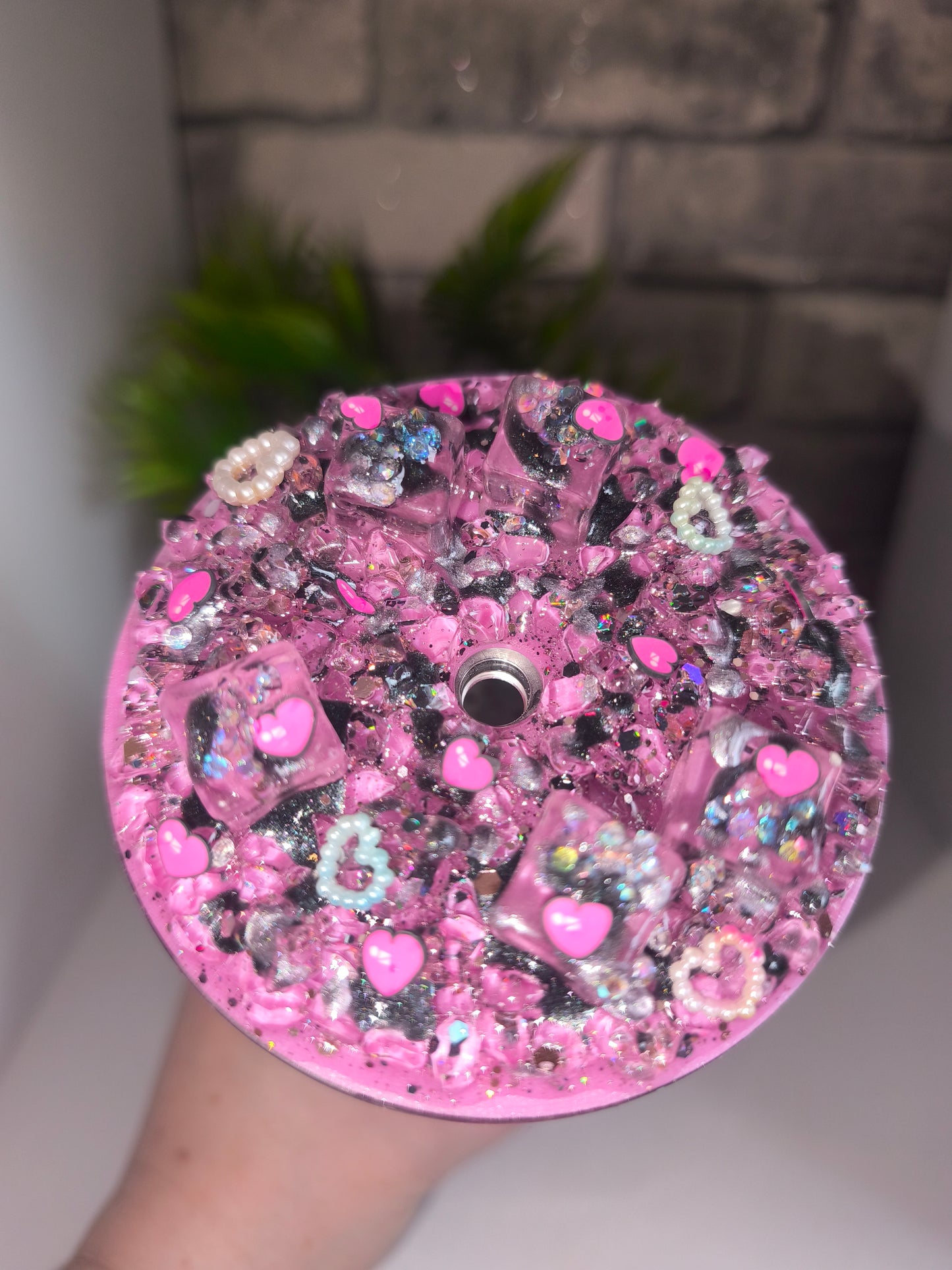 Großer schwarzer Lava Becher mit UV Dtf Aufkleber inkl Strohhalm Kunststoff Deckel mit Kunsteiswürfeln und Schmuck