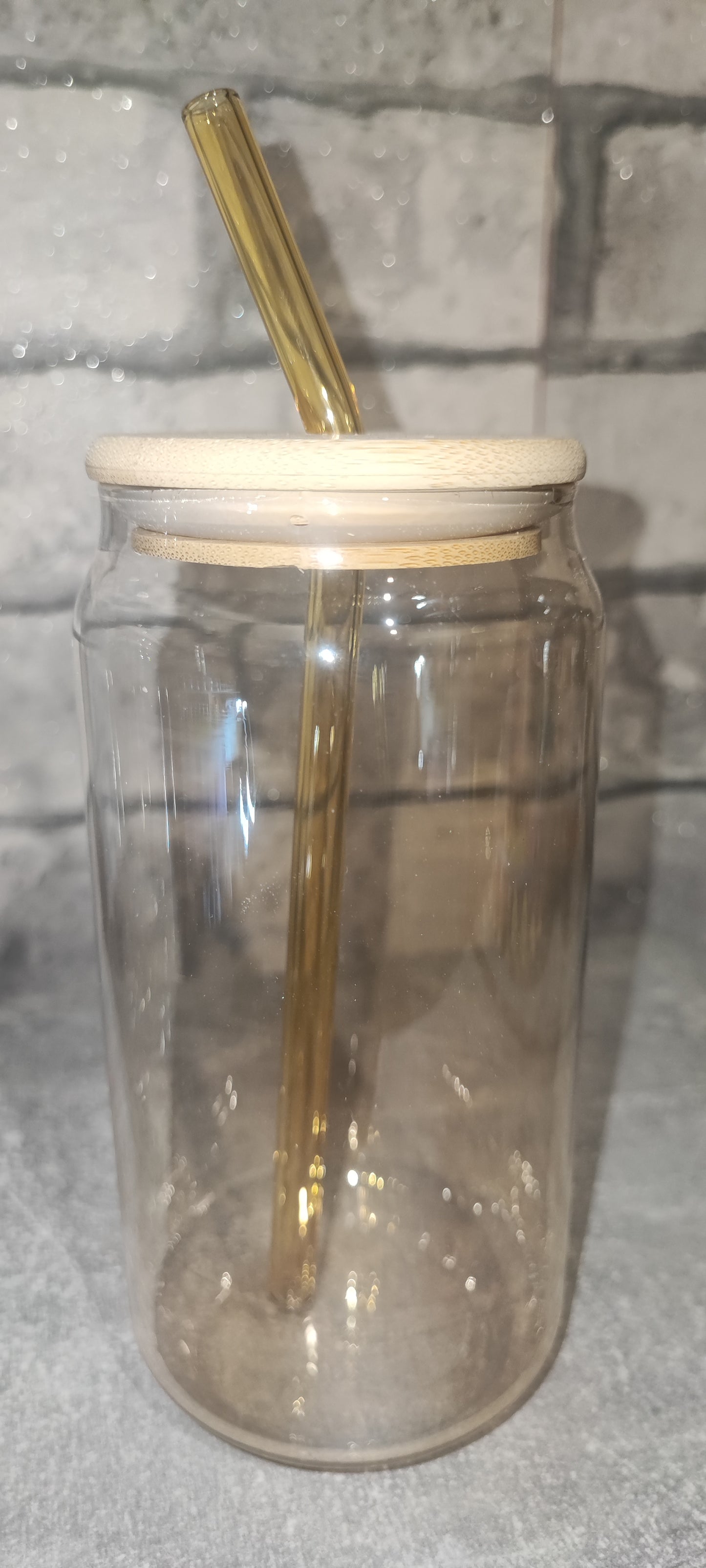 Farbiger Glas Becher mit Strohhalm aus Glas und UV Dtf Aufkleber - Deckel Bambus
