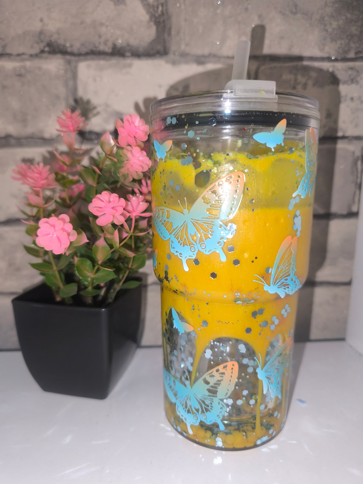 Goldfarbener Lava Becher 18cm Höhe mit UV Dtf Aufkleber inkl Strohhalm - Schmetterling